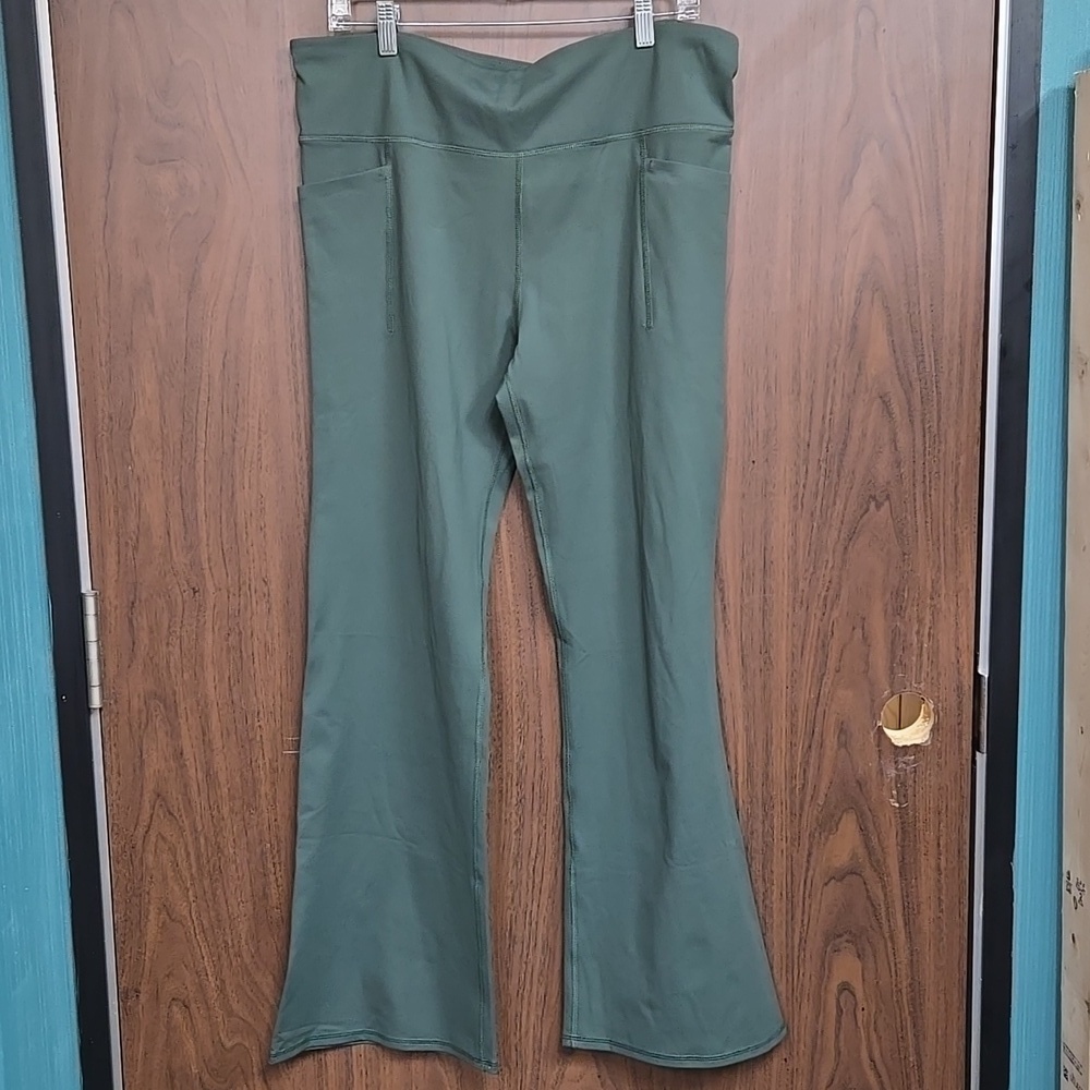 GAP Fit Size M Green High Waisted Flare Yoga Style Leggings